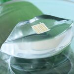 「ビズビズ 千年水」小菓子3種付き・税込み1,200円、ケーキセット・税込み2,000円(いずれもサービス料含む)