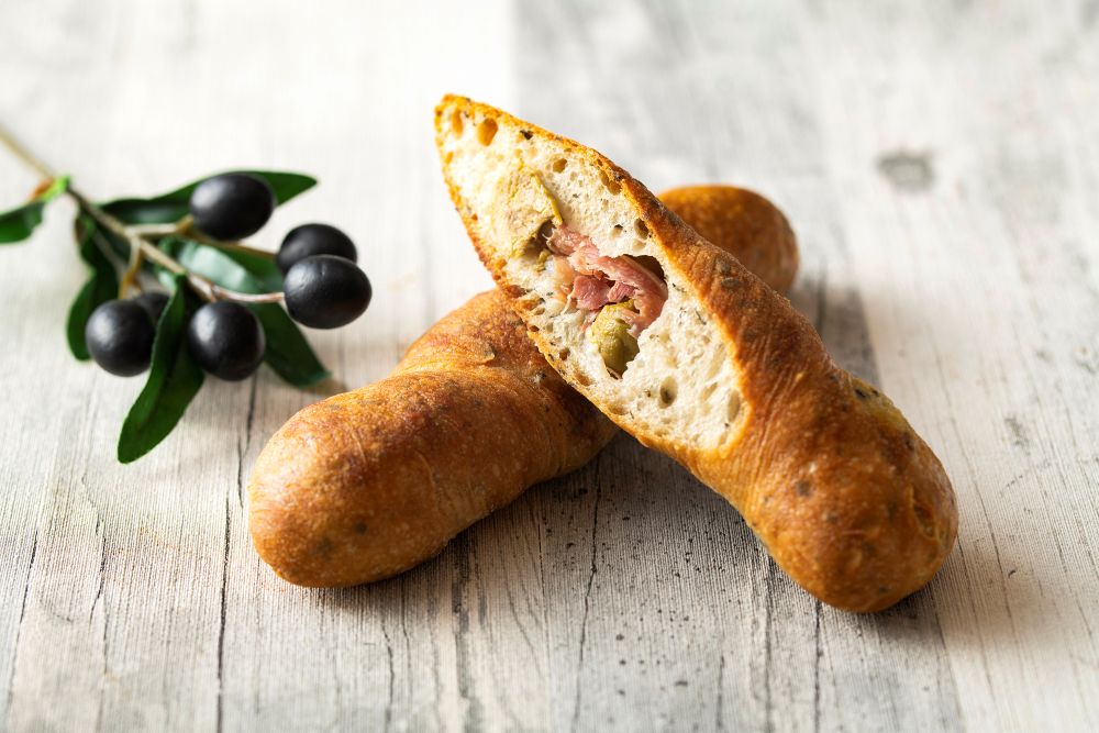 「生ハムオリーヴバジルフランス」税込み320円