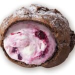 7月限定シュークリーム「ブルーベリーチーズケーキ」税込み260円
