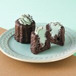 「立町カヌレ OMIYA」の「チョコミントカヌレ」1個・税込み350円
