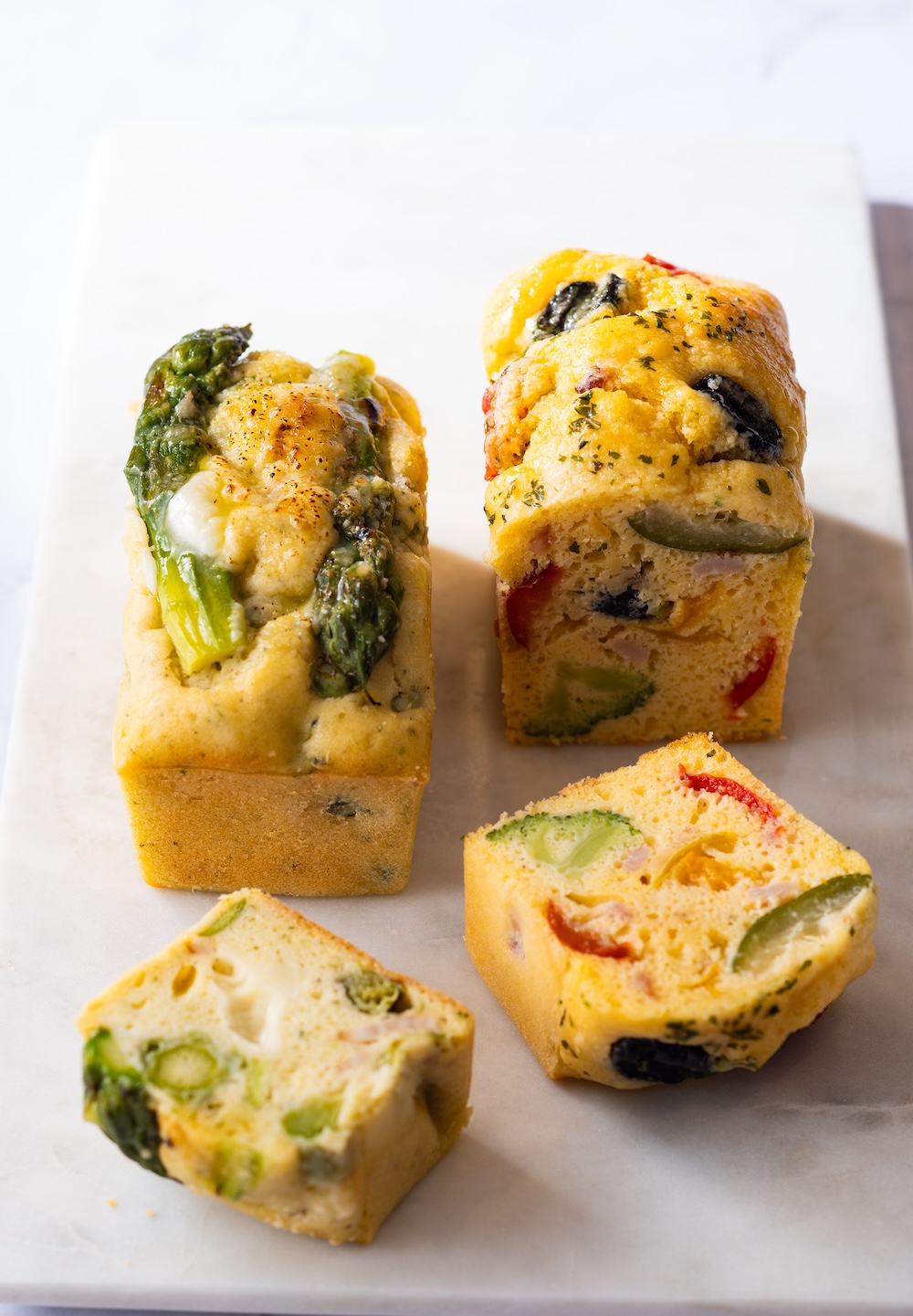 左から、9月上旬まで販売される「ケーク・サレ ヴェール」、「夏野菜のケーク・サレ」各・税込み1,500円