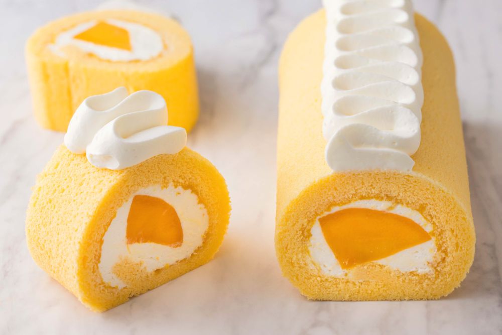 7月1日~7月31日に販売する「アップルマンゴーロールケーキ」税込み4,212円