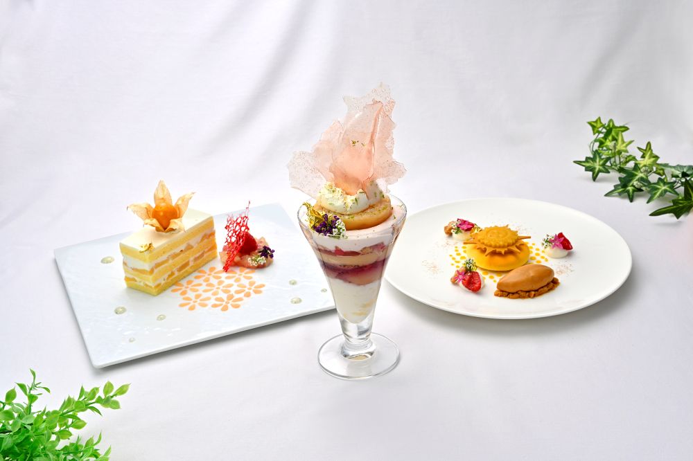 左から「桃のショートケーキ」税込み1,600円、「桃のパフェ」税込み2,300円、「ココナッツムース キャラメルアイス添え」税込み2,000円(いずれもサービス料含む)