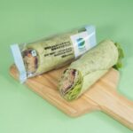 関東地方で販売される「植物生まれのソイチキンと根菜のサラダラップ」税込み398円