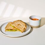 「グリルドチーズサンドイッチwithトマトスープ アボカド&大葉」税込み1,258円