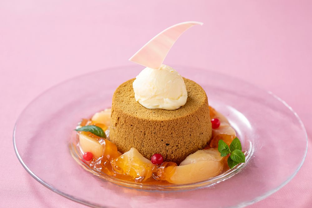 「桃のシフォンケーキ」税込み3,200円(サービス料含む)