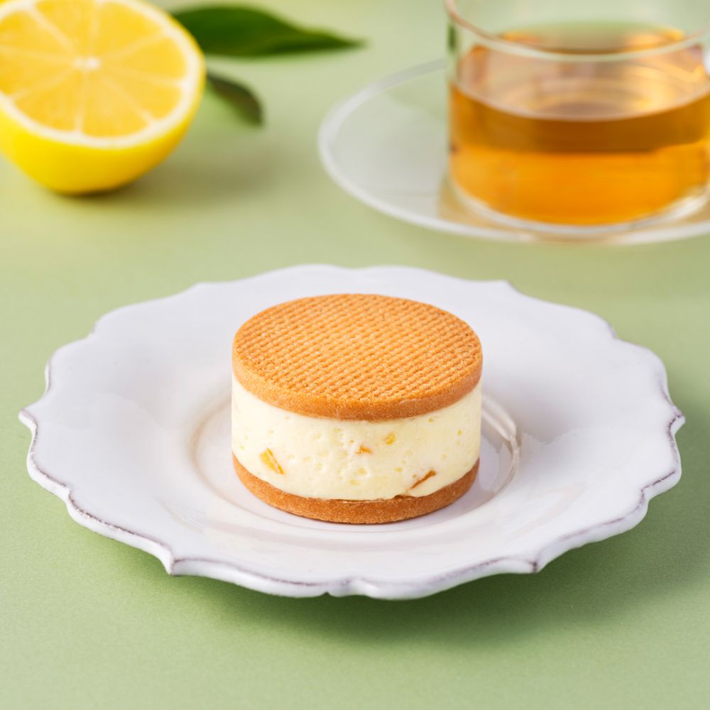「パティスリー銀座千疋屋」にて通年販売する「プレミアムバターサンド レモン」税込み486円
