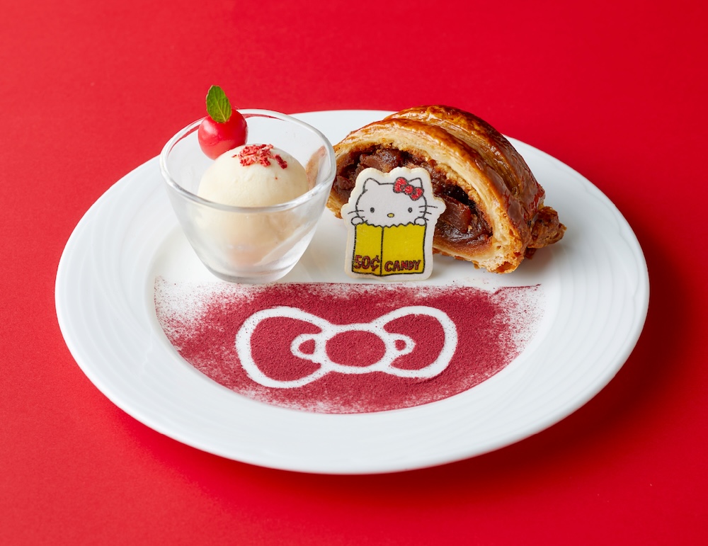 1日14本限定「ハローキティ 大好き!アップルパイ 特製バニラアイス添え(扇子1本付き)」税込み1,800円