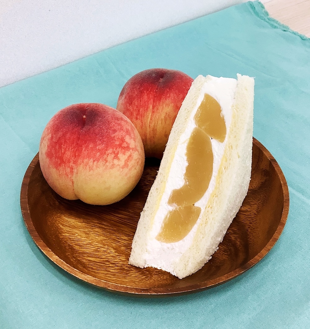 「＆Gute（アンド グーテ）」の「桃のヨーグルトクリームサンド」801円