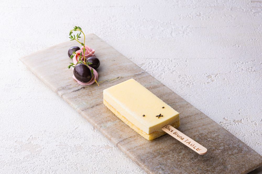 「Dick Bruna TABLE × VIEW BAR コラボレーションスイーツプレート」税込み1,250円(サービス料含む)