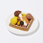 コレド室町テラス店、福岡岩田屋店、ミナモア広島店、ワン・フクオカ・ビルディング店で展開される「ワッフル ア ラ ミニュット マンゴ & ショコラ」税込み1,430円