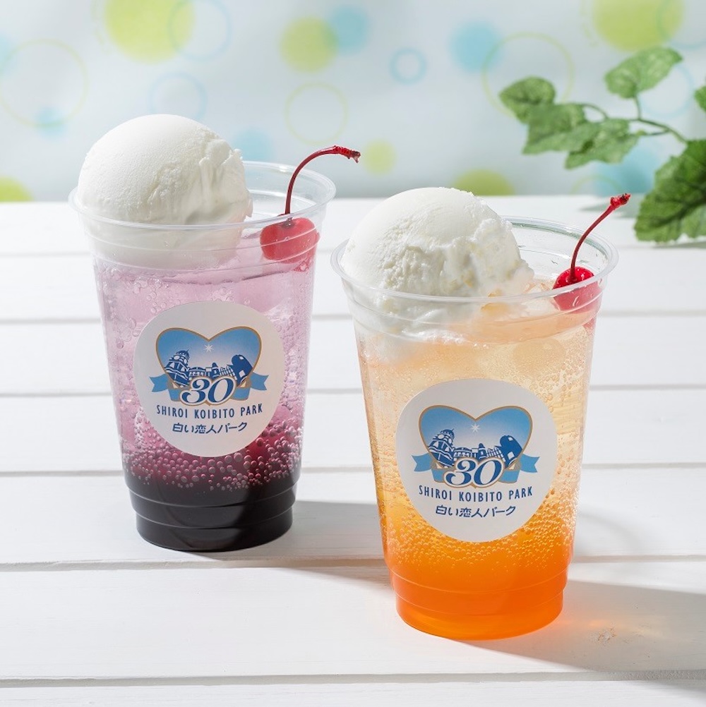 ドリンクスタンド「ブライトン」で展開する「北海道産ぶどうクリームソーダ」税込み800円、「北海道産夕張メロンクリームソーダ」税込み800円