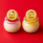 「ハローキティ とろけるプリン(ラズベリー風味)扇子1本付き、ポムポムプリン とろけるプリン(マンゴー風味)扇子1本付き」1,000円。(C)2025 SANRIO CO., LTD. APPROVAL NO. L660648