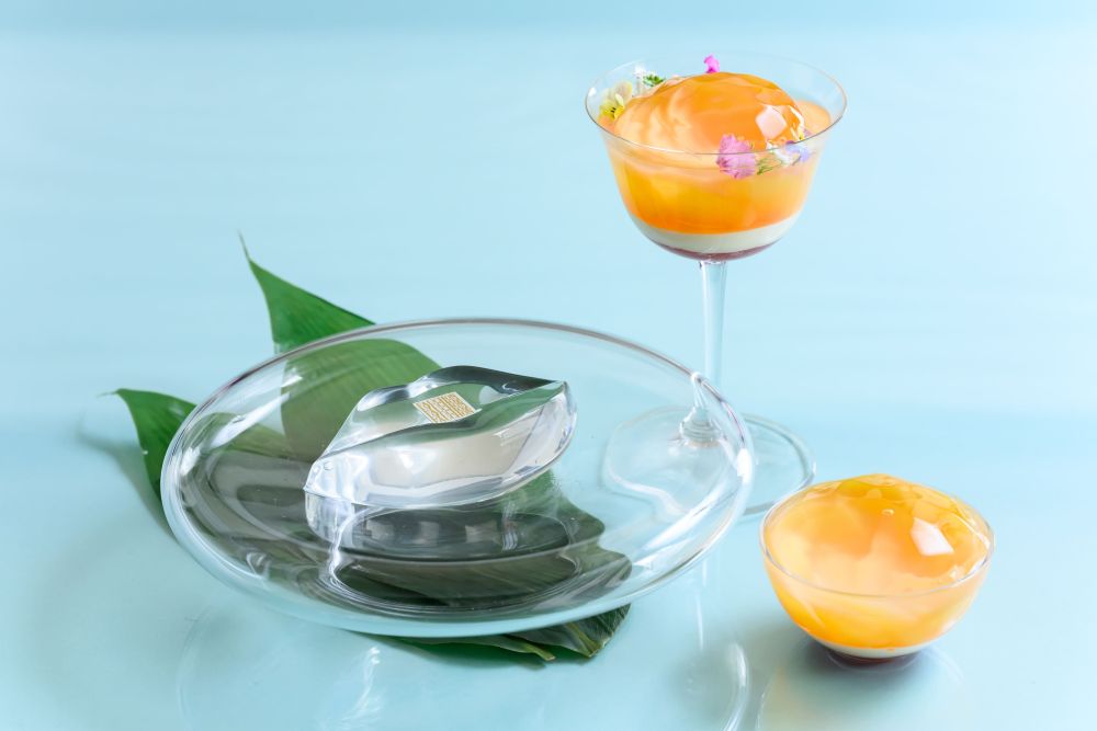 左から時計回りに「ビズビズ 千年水」小菓子3種付き・税込み1,200円、ケーキセット・税込み2,000円、「桃の千年水パフェ」単品・税込み1,500円、「桃の千年水ヴェリーヌ」税込み680円(イートインはサービス料含む)