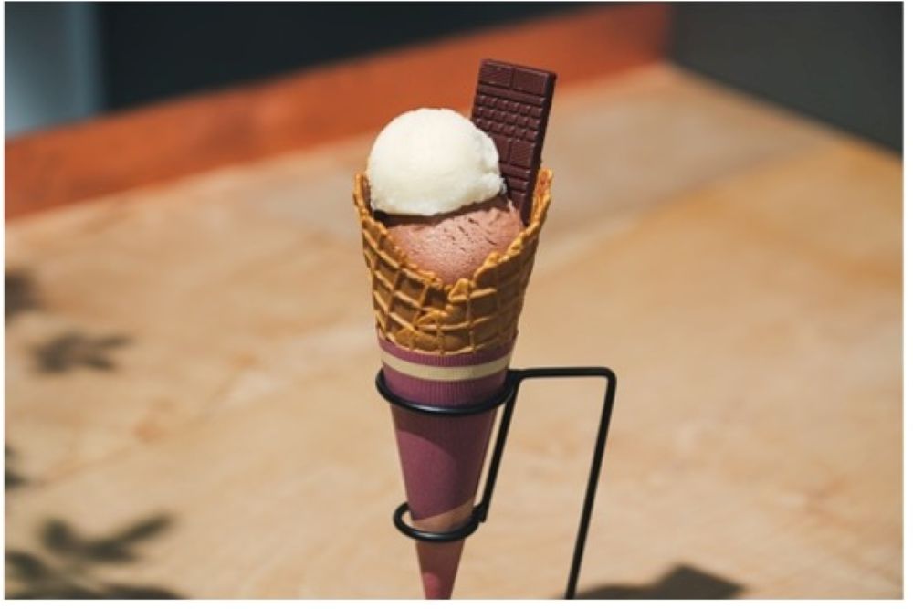 「ミニマル ザ スペシャルティ」にて販売する「カカオソルベとチョコレートアイス」イートイン・税込み1,000円、テイクアウト・税込み900円
