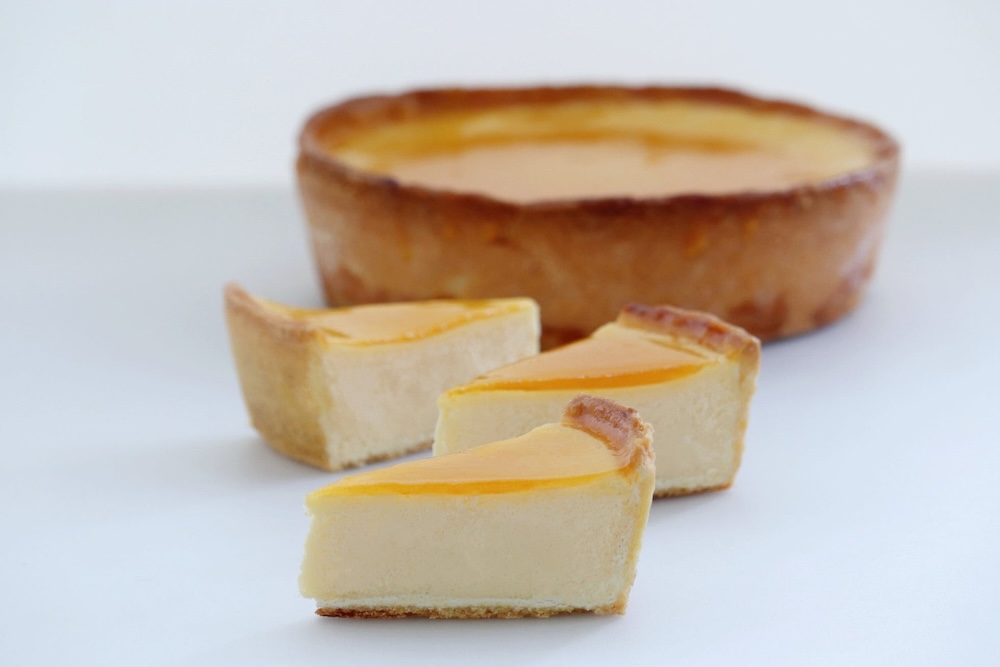 「nyuジャージーミルク チーズケーキタルト」カット・税込み648円、ホール・税込み3,024円