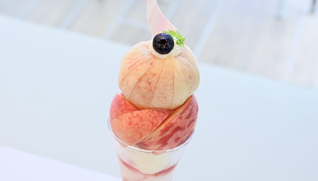 8月31日まで販売される「THE TOWER まるごと桃」税込み2,640円