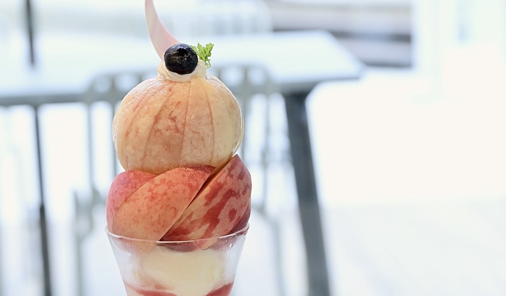 2025年は8月31日まで販売される「THE TOWER まるごと桃」税込み2,640円（編集部撮影）