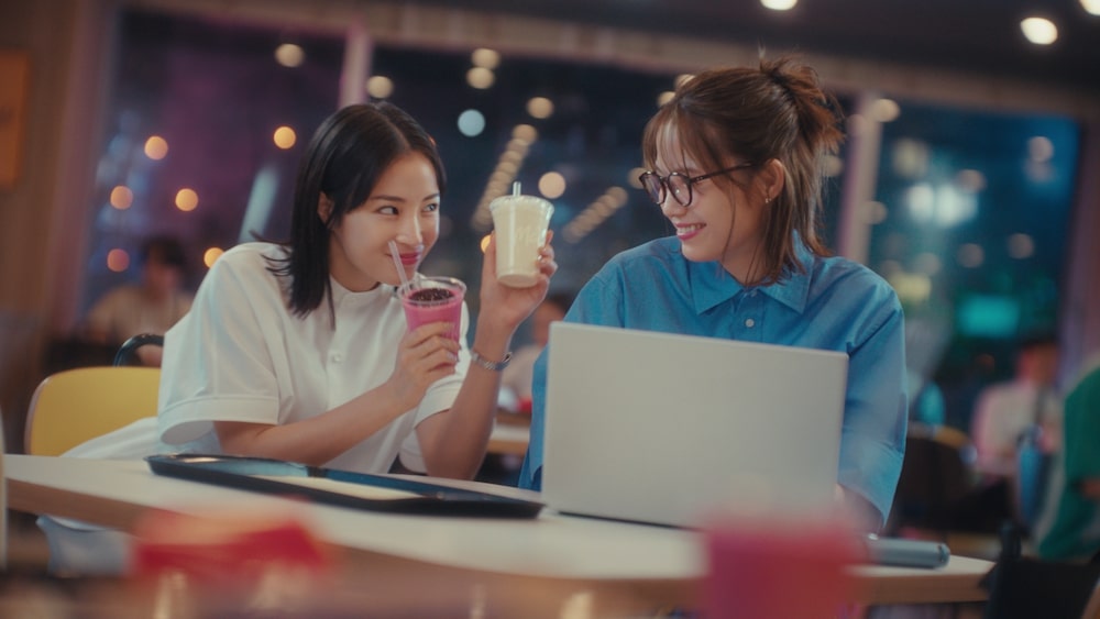 新テレビCM「マックカフェ『寄り道マック 仕事帰りのベリー』」篇ビジュアル