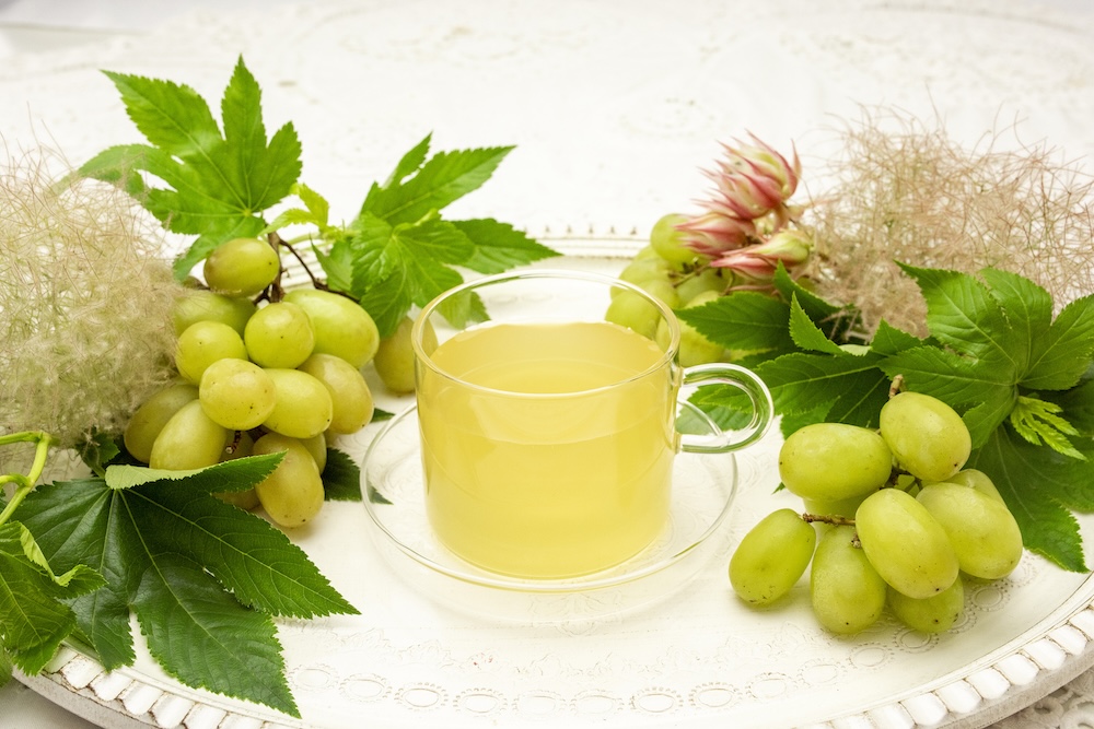 8月1日〜9月30日に販売されるカフェ限定ブレンドティー「季節の煎茶~マスカットの香り~」税込み825円
