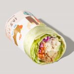 リニューアル販売される「根菜チキン サラダラップ」税込み460円