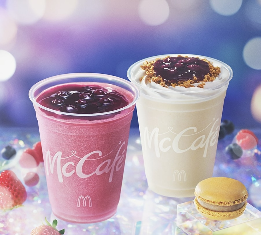 左から「ミックスベリーヨーグルトスムージー」、「ブルーベリーチーズケーキフラッペ」