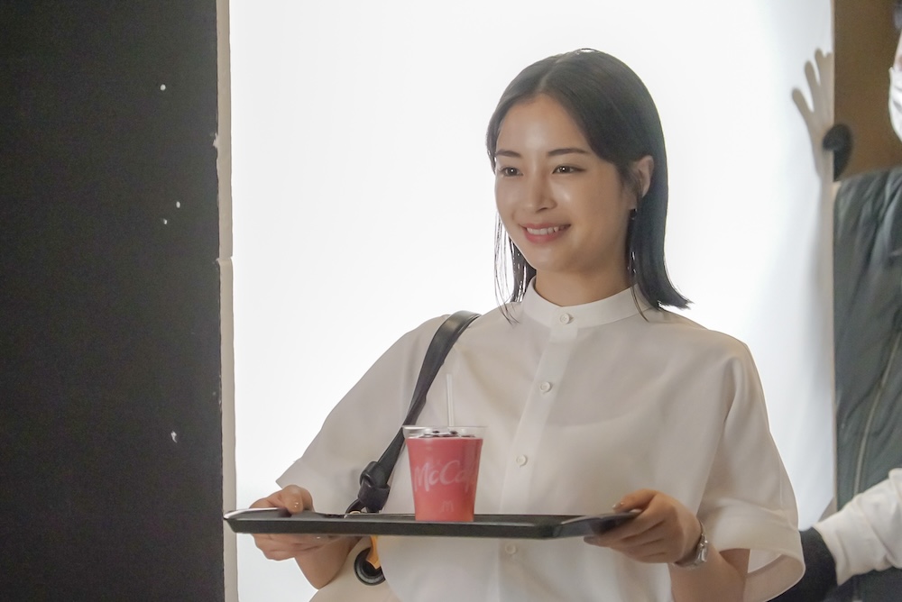 「マックカフェ『寄り道マック 仕事帰りのベリー』」篇のメイキングビジュアル
