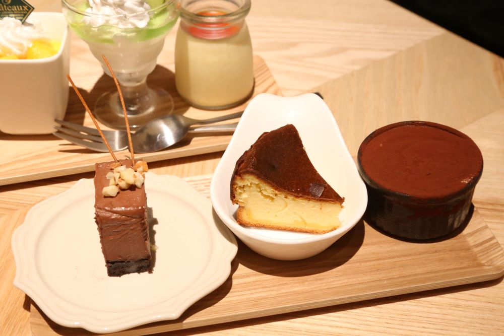 左から「なめらかダブルチョコブラウニー」、「バスクチーズケーキ」、「イタリアンティラミス」イメージ