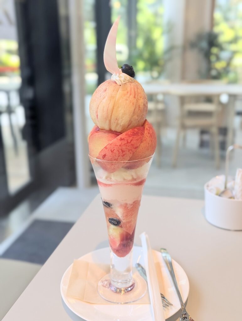 8月31日まで販売される「THE TOWER まるごと桃」税込み2,640円