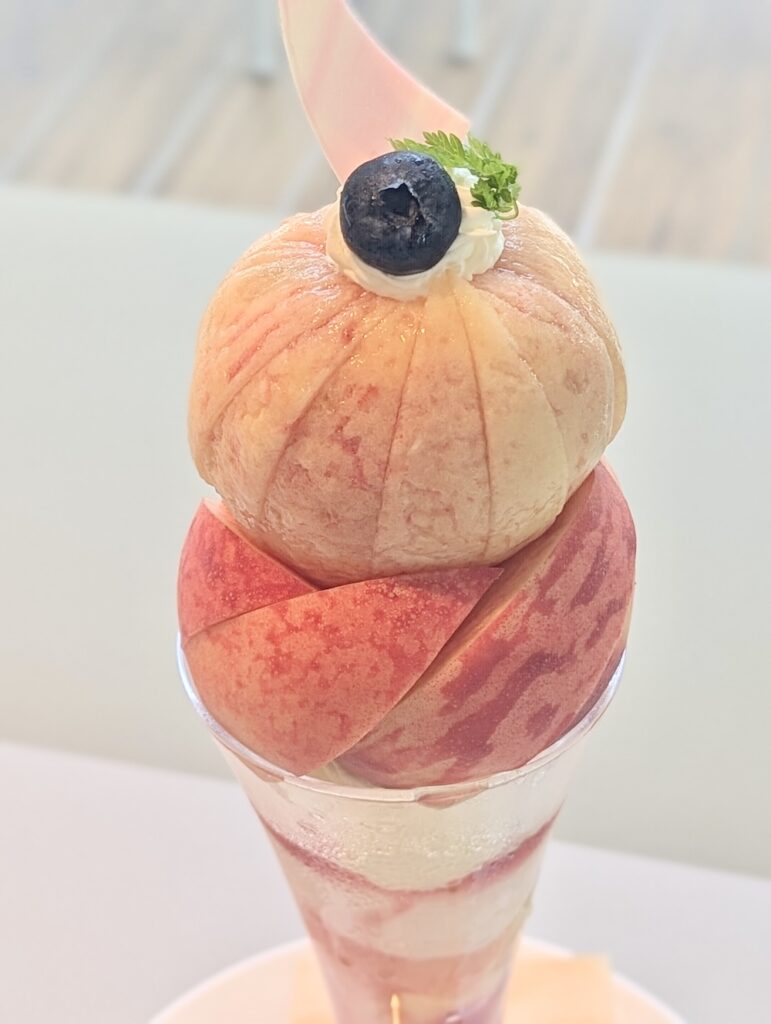 8月31日まで販売される「THE TOWER まるごと桃」税込み2,640円