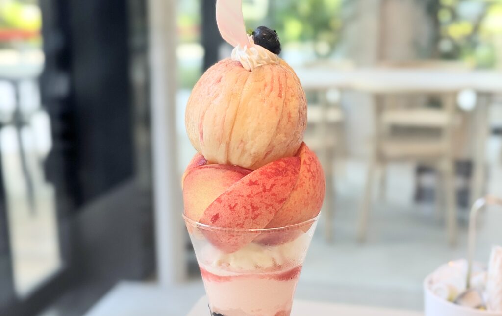 8月31日まで販売される「THE TOWER まるごと桃」税込み2,640円