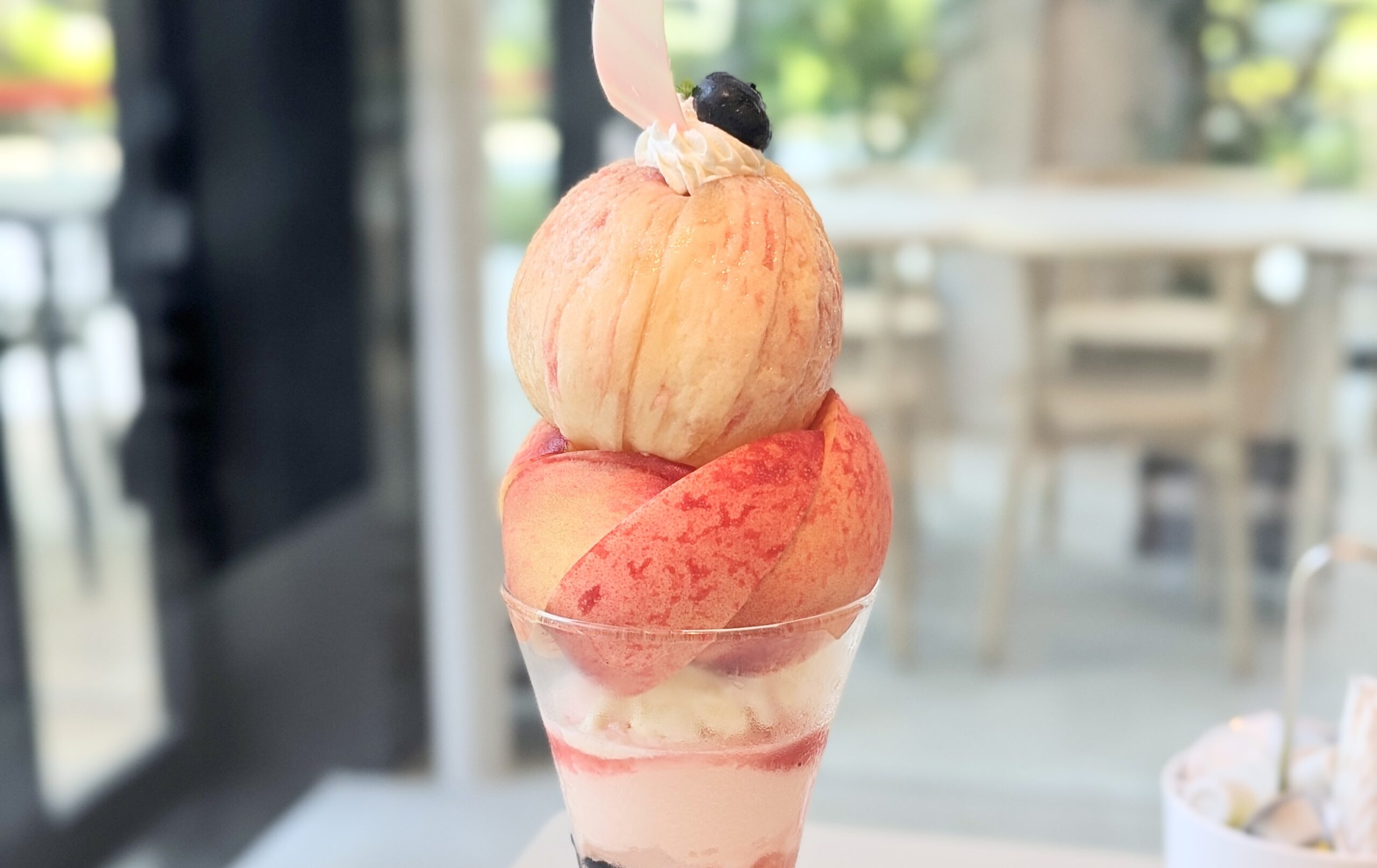 8月31日まで販売される「THE TOWER まるごと桃」税込み2,640円