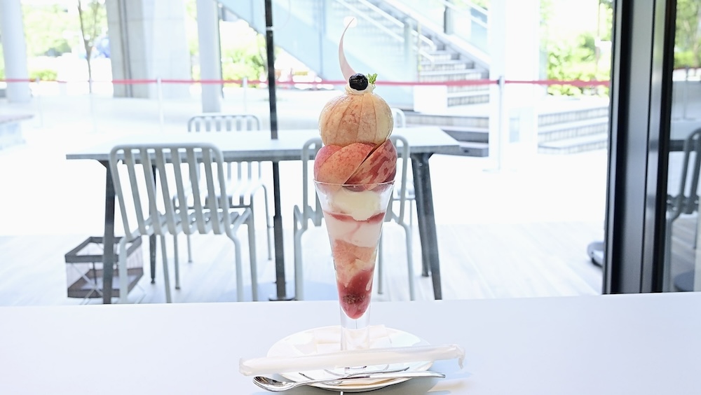 2025年は8月31日まで販売される「THE TOWER まるごと桃」税込み2,640円（編集部撮影）