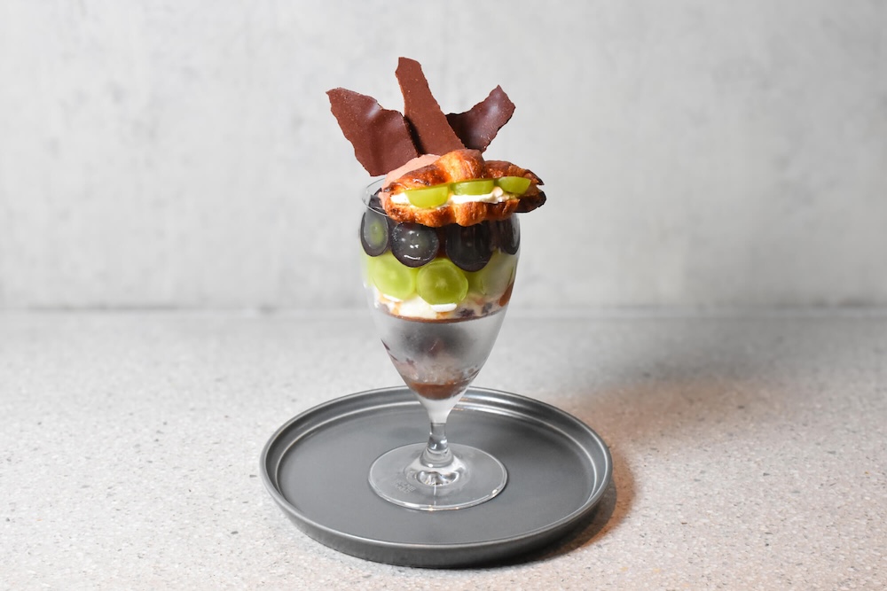 「果実とチョコレートのパフェ -シャインマスカットとピオーネ-」イメージ