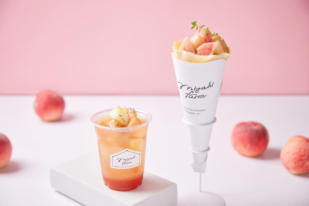 左から「白桃フローズンのティーソーダ」、「夏の白桃クレープ」