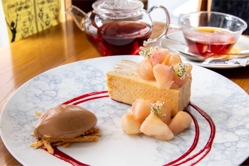 「白桃とミルキッシュクリームのミルクレープ 紅茶アイス添え」イメージ