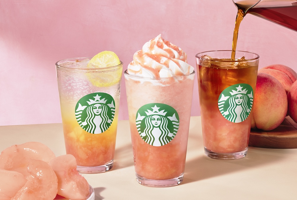 左から「チラックス ソーダ」、「ヘブンリー ピーチ フラペチーノ」、「クラフト ジューシー ピーチ ティー」