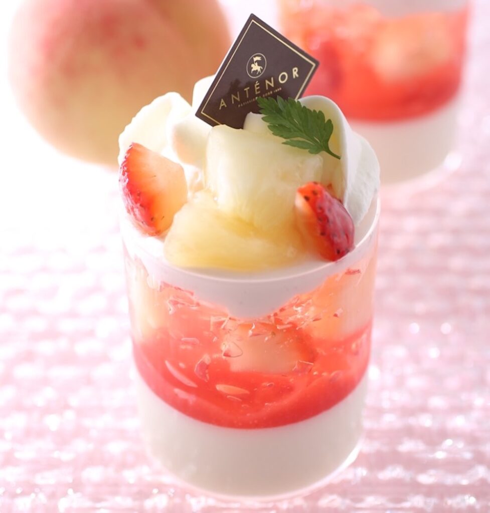 7月15日〜8月18日に販売される「桃とパンナコッタのヴェリーヌ」税込み735円