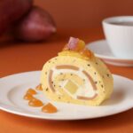 「さつまいもとみたらしのロールケーキ」ケーキセット・税込み1,200円(サービス料含む)、テイクアウト・税込み1,800円