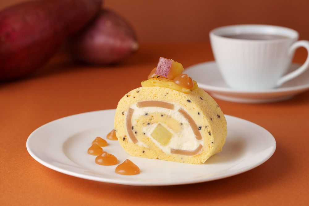 「さつまいもとみたらしのロールケーキ」ケーキセット・税込み1,200円（サービス料含む）、テイクアウト・税込み1,800円
