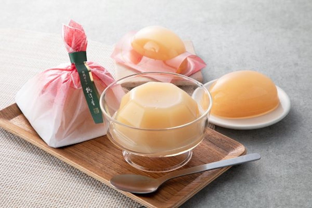 左から「菓匠清閑院」の「桃清香」税込み972円、「ずんだ茶寮」の「白桃」税込み430円