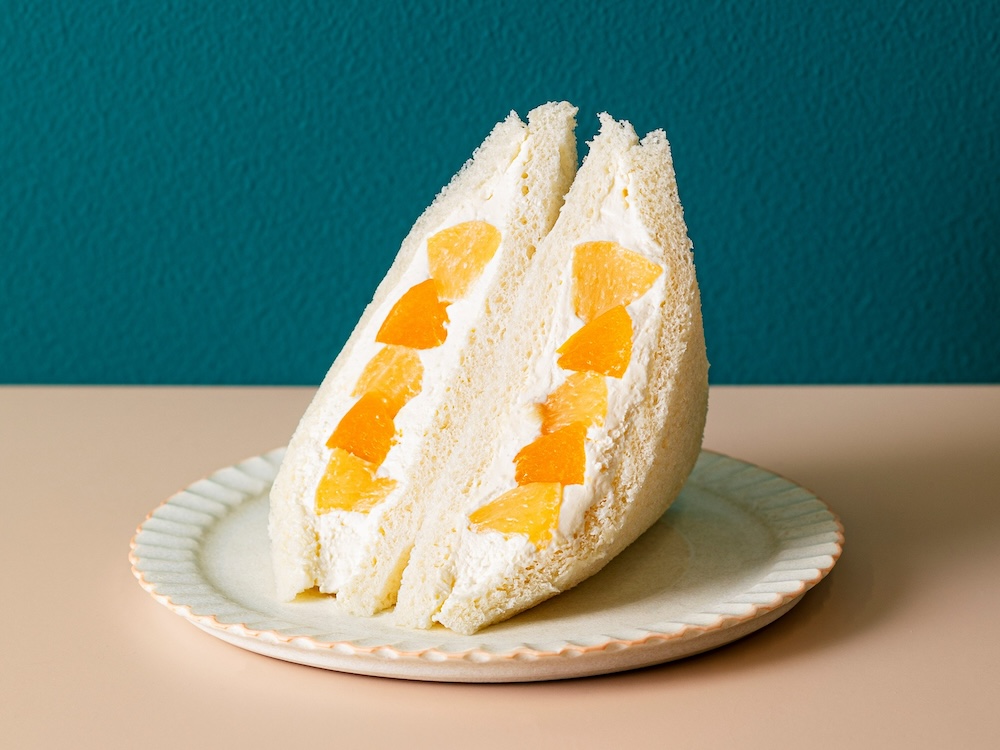 「サンドイッチハウス　メルヘン」で販売されるグランスタ限定「清水白桃と黄桃のヨーグルト風クリーム」1パック・税込み928円