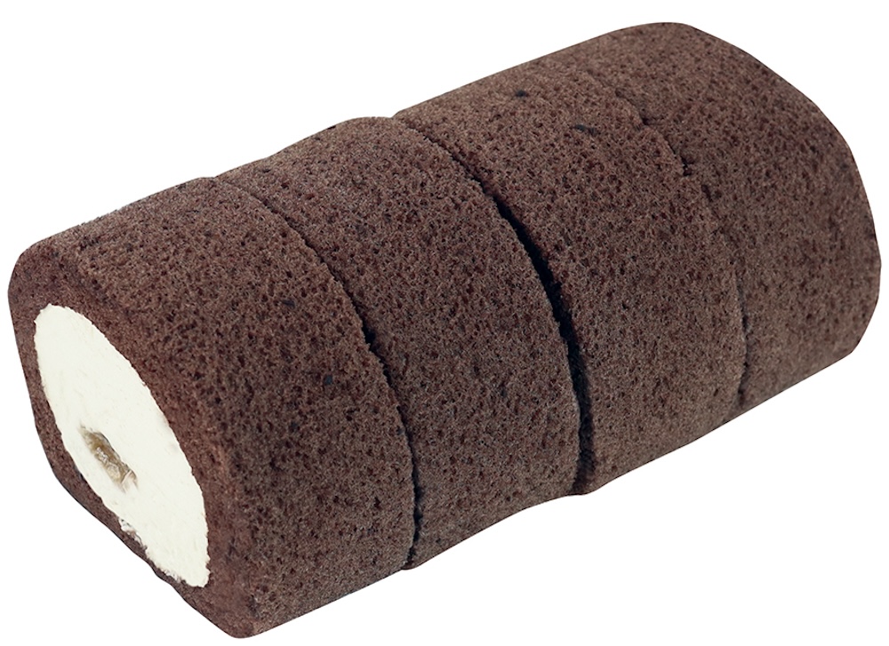 8月15日より販売される「ブラックミルキークリームロール(コーラ味)」税込み561円