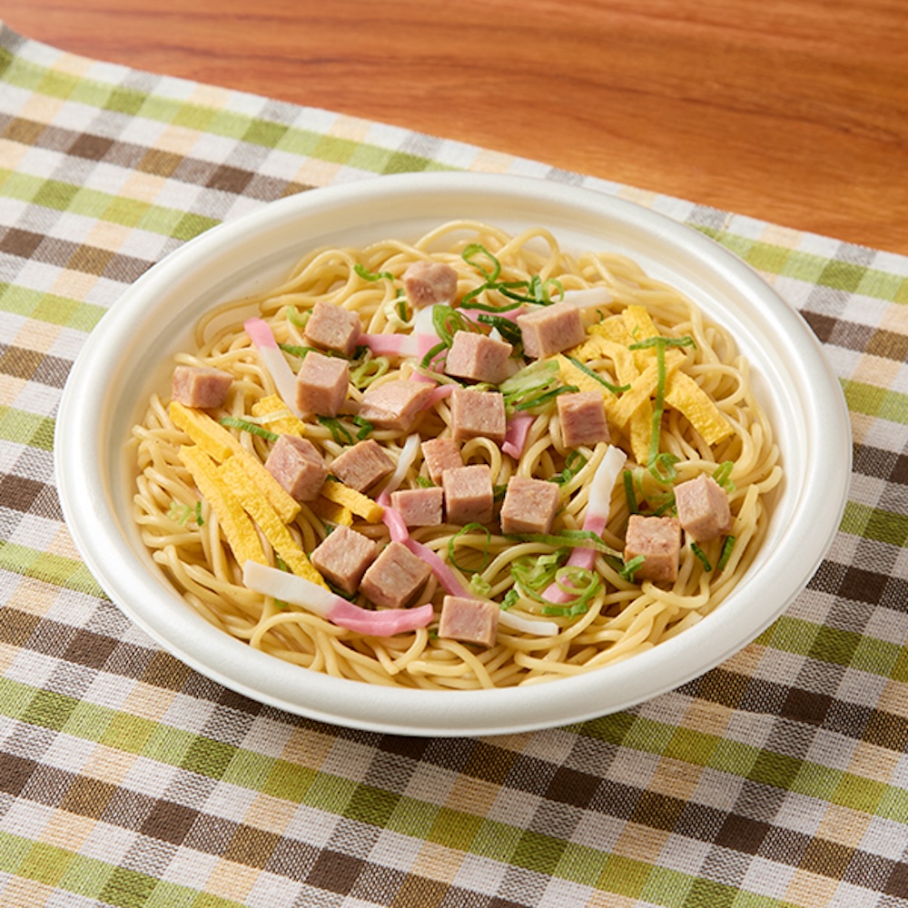 関東エリアで販売される「ハワイ風焼そば　フライドサイミン」税込み550円