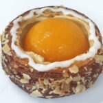 「聖庵」で販売される「ピーチ&クリームチーズ」税込み410円