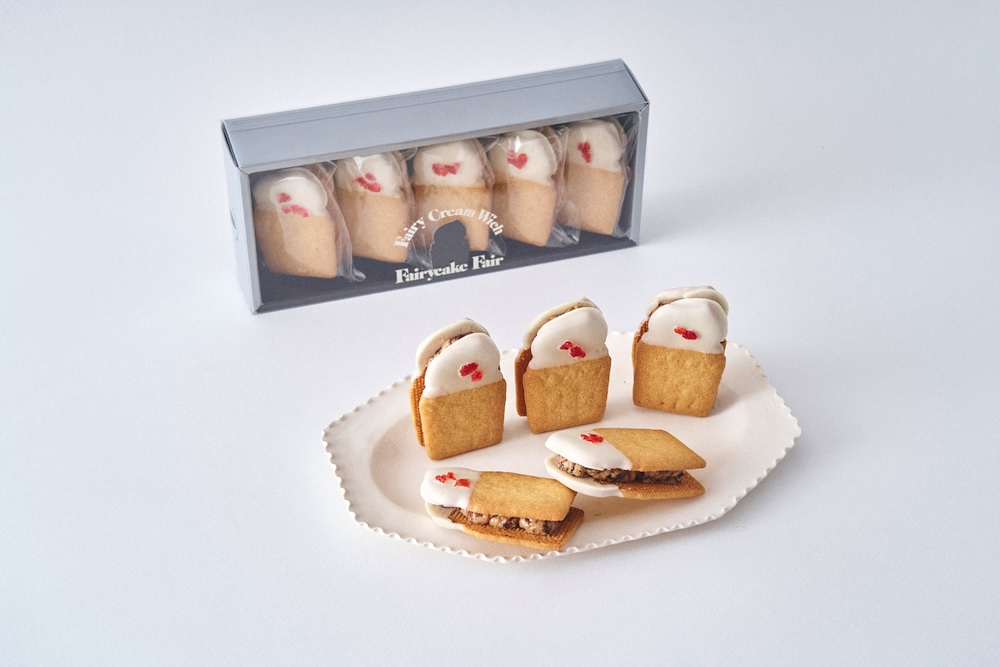 「フェアリークリームウィッチ フルーツケーキ生バターサンド」5個入り・税込み2,200円（店頭では単品購入可。税込み440円〜）