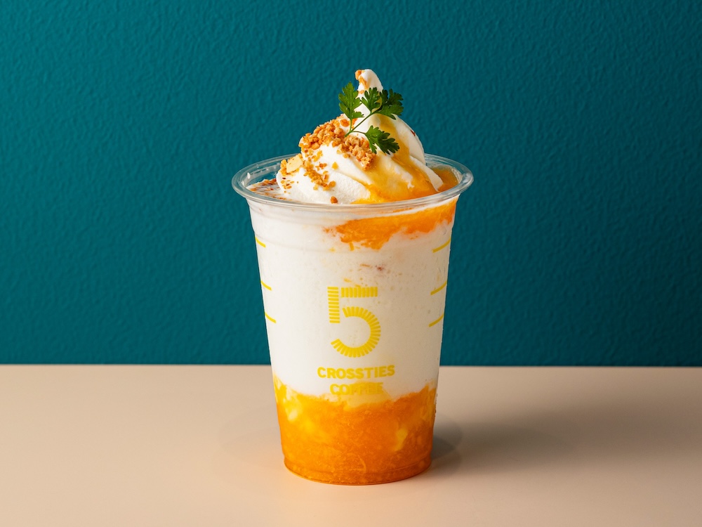 「5 CROSSTIES COFFEE」で販売される「ドルチェフラッペ　マンゴーヨーグルトパフェ」1杯・税込み780円