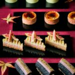 右手前から時計回りに「さつまいもと黒ごまのロールケーキ」税込み750円、「いちじくのチーズケーキ」税込み750円、「さつまいものクレームブリュレ」税込み750円、「プレミアムショートケーキ シャインマスカット」税込み850円(いずれも8パーセント税込み価格)