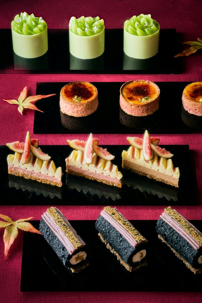 右手前から時計回りに「さつまいもと黒ごまのロールケーキ」税込み750円、「いちじくのチーズケーキ」税込み750円、「さつまいものクレームブリュレ」税込み750円、「プレミアムショートケーキ シャインマスカット」税込み850円（いずれも8パーセント税込み価格）