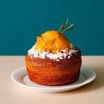 「Curly's Croissant TOKYO BAKE STAND」で販売されるグランスタ限定「タルトタタンアナナス」テイクアウト・税込み530円、イートイン・税込み539円
